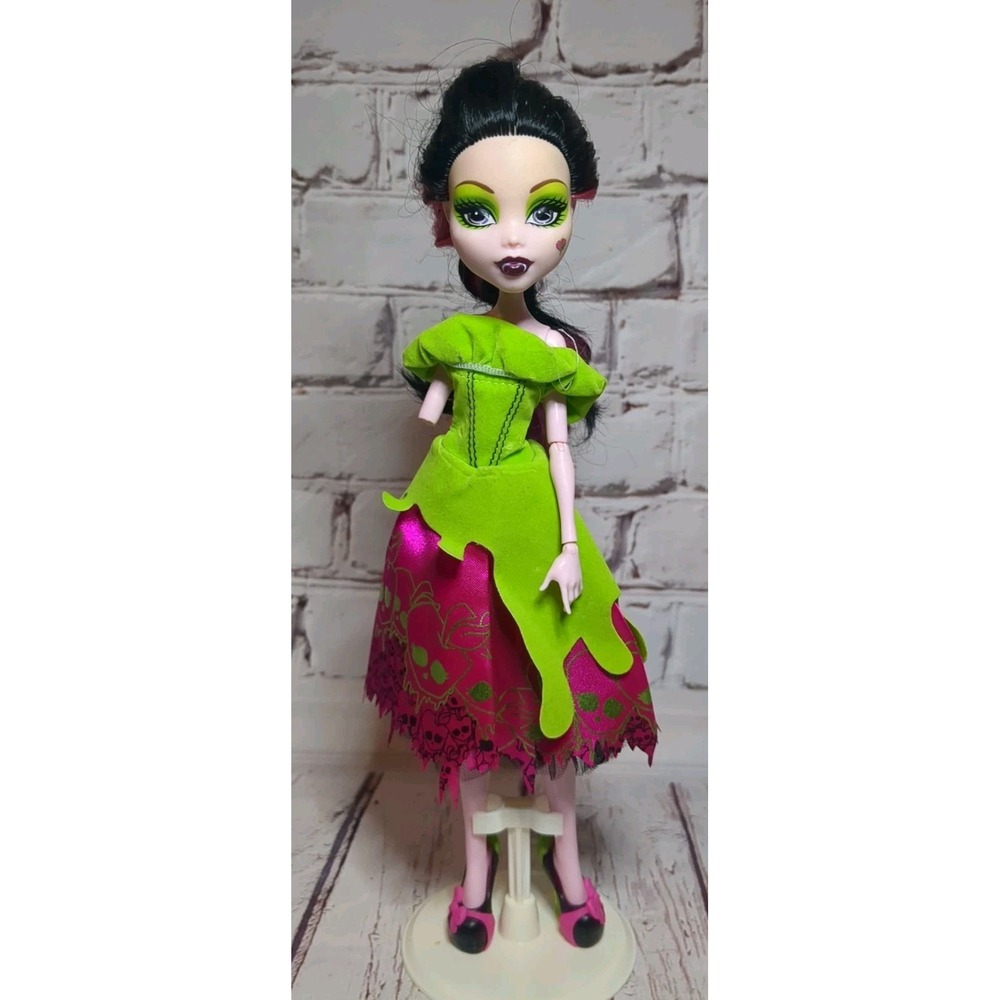 Monster High‎ Scarily Ever After Snow Bite Draculaura Doll Incomplete 2008